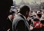 Standbild Nixon Gruppe beginnt Bootsfahrt Hangchow China, 1972, aus Sekunde 3 historischem Filmmaterial Videoclip 65675057365