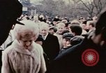 Standbild Nixon Gruppe beginnt Bootsfahrt Hangchow China, 1972, aus Sekunde 7 historischem Filmmaterial Videoclip 65675057365