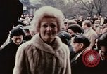 Standbild Nixon Gruppe beginnt Bootsfahrt Hangchow China, 1972, aus Sekunde 8 historischem Filmmaterial Videoclip 65675057365