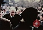 Standbild Nixon Gruppe beginnt Bootsfahrt Hangchow China, 1972, aus Sekunde 12 historischem Filmmaterial Videoclip 65675057365
