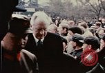 Standbild Nixon Gruppe beginnt Bootsfahrt Hangchow China, 1972, aus Sekunde 13 historischem Filmmaterial Videoclip 65675057365