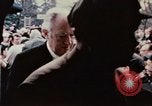 Standbild Nixon Gruppe beginnt Bootsfahrt Hangchow China, 1972, aus Sekunde 14 historischem Filmmaterial Videoclip 65675057365
