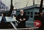 Standbild Nixon Gruppe beginnt Bootsfahrt Hangchow China, 1972, aus Sekunde 16 historischem Filmmaterial Videoclip 65675057365