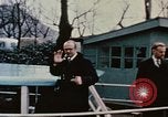 Standbild Nixon Gruppe beginnt Bootsfahrt Hangchow China, 1972, aus Sekunde 17 historischem Filmmaterial Videoclip 65675057365