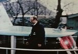 Standbild Nixon Gruppe beginnt Bootsfahrt Hangchow China, 1972, aus Sekunde 18 historischem Filmmaterial Videoclip 65675057365