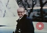 Standbild Nixon Gruppe beginnt Bootsfahrt Hangchow China, 1972, aus Sekunde 19 historischem Filmmaterial Videoclip 65675057365