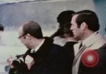 Standbild Nixon Gruppe beginnt Bootsfahrt Hangchow China, 1972, aus Sekunde 25 historischem Filmmaterial Videoclip 65675057365