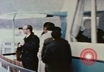 Standbild Nixon Gruppe beginnt Bootsfahrt Hangchow China, 1972, aus Sekunde 27 historischem Filmmaterial Videoclip 65675057365