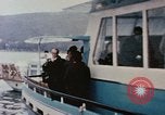 Standbild Nixon Gruppe beginnt Bootsfahrt Hangchow China, 1972, aus Sekunde 28 historischem Filmmaterial Videoclip 65675057365