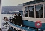 Standbild Nixon Gruppe beginnt Bootsfahrt Hangchow China, 1972, aus Sekunde 29 historischem Filmmaterial Videoclip 65675057365