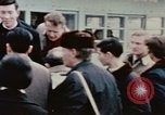 Standbild Nixon Gruppe beginnt Bootsfahrt Hangchow China, 1972, aus Sekunde 37 historischem Filmmaterial Videoclip 65675057365
