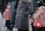 Standbild Nixon Gruppe beginnt Bootsfahrt Hangchow China, 1972, aus Sekunde 43 historischem Filmmaterial Videoclip 65675057365