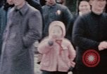 Standbild Nixon Gruppe beginnt Bootsfahrt Hangchow China, 1972, aus Sekunde 44 historischem Filmmaterial Videoclip 65675057365