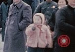 Standbild Nixon Gruppe beginnt Bootsfahrt Hangchow China, 1972, aus Sekunde 45 historischem Filmmaterial Videoclip 65675057365