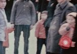 Standbild Nixon Gruppe beginnt Bootsfahrt Hangchow China, 1972, aus Sekunde 48 historischem Filmmaterial Videoclip 65675057365