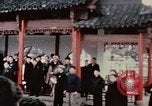 Standbild Nixon Gruppe beginnt Bootsfahrt Hangchow China, 1972, aus Sekunde 61 historischem Filmmaterial Videoclip 65675057365