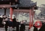 Standbild Nixon Gruppe beginnt Bootsfahrt Hangchow China, 1972, aus Sekunde 62 historischem Filmmaterial Videoclip 65675057365