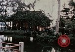 Immagine di Nixon delegazione in fiore parco Fort Hangchow Cina, 1972, secondo 48 filmato di repertorio 65675057366