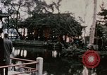 Immagine di Nixon delegazione in fiore parco Fort Hangchow Cina, 1972, secondo 50 filmato di repertorio 65675057366
