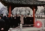 Immagine di Nixon delegazione in fiore parco Fort Hangchow Cina, 1972, secondo 60 filmato di repertorio 65675057366