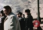 Standbild Nixon an der Großen Mauer China, 1972, aus Sekunde 52 historischem Filmmaterial Videoclip 65675057376