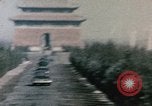 Immagine di Nixon esamina sculture in pietra Pechino Cina, 1972, secondo 25 filmato di repertorio 65675057377