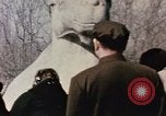 Immagine di Nixon esamina sculture in pietra Pechino Cina, 1972, secondo 58 filmato di repertorio 65675057377