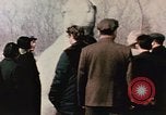 Immagine di Nixon esamina sculture in pietra Pechino Cina, 1972, secondo 61 filmato di repertorio 65675057377