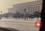 Immagine di Nixon per il giro della Papamobile a piazza Tiananmen Pechino Cina, 1972, secondo 55 filmato di repertorio 65675057383