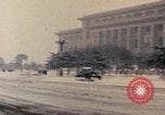 Immagine di Nixon per il giro della Papamobile a piazza Tiananmen Pechino Cina, 1972, secondo 58 filmato di repertorio 65675057383