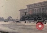 Immagine di Nixon per il giro della Papamobile a piazza Tiananmen Pechino Cina, 1972, secondo 59 filmato di repertorio 65675057383