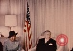 Image Nixon rencontre avec Hirohito Anchorage Alaska USA, 1971, de la seconde 1 séquences d'archives historiques vidéo 65675057408