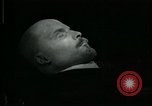 Standbild Wladimir Iljitsch Lenin Grab Moskau Russland Sowjetunion, 1972, aus Sekunde 14 historischem Filmmaterial Videoclip 65675057504