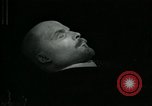Standbild Wladimir Iljitsch Lenin Grab Moskau Russland Sowjetunion, 1972, aus Sekunde 18 historischem Filmmaterial Videoclip 65675057504