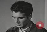Standbild Hypnose für Zweiten Weltkrieg psychische Patienten Brentwood New York USA, 1948, aus Sekunde 25 historischem Filmmaterial Videoclip 65675057590