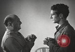 Standbild Hypnose für Zweiten Weltkrieg psychische Patienten Brentwood New York USA, 1948, aus Sekunde 53 historischem Filmmaterial Videoclip 65675057590