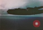 Image US B-24S et B-17 sur mission de bombardement à Kiska Îles Aléoutiennes, 1943, de la seconde 5 séquences d'archives historiques vidéo 65675057604