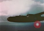 Image US B-24S et B-17 sur mission de bombardement à Kiska Îles Aléoutiennes, 1943, de la seconde 7 séquences d'archives historiques vidéo 65675057604