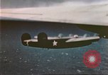 Image US B-24S et B-17 sur mission de bombardement à Kiska Îles Aléoutiennes, 1943, de la seconde 32 séquences d'archives historiques vidéo 65675057604