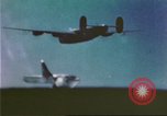 Image US B-24S et B-17 sur mission de bombardement à Kiska Îles Aléoutiennes, 1943, de la seconde 42 séquences d'archives historiques vidéo 65675057604