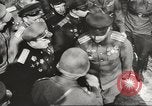 Immagine di seconda guerra mondiale alleati si incontrano a Torgau Germania, 1945, secondo 20 filmato di repertorio 65675057622