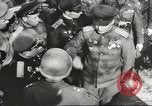 Immagine di seconda guerra mondiale alleati si incontrano a Torgau Germania, 1945, secondo 21 filmato di repertorio 65675057622