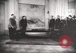 Immagine di seconda guerra mondiale alleati si incontrano a Torgau Germania, 1945, secondo 23 filmato di repertorio 65675057622