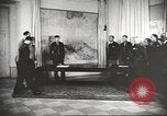 Immagine di seconda guerra mondiale alleati si incontrano a Torgau Germania, 1945, secondo 25 filmato di repertorio 65675057622