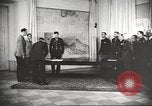 Immagine di seconda guerra mondiale alleati si incontrano a Torgau Germania, 1945, secondo 26 filmato di repertorio 65675057622