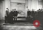 Immagine di seconda guerra mondiale alleati si incontrano a Torgau Germania, 1945, secondo 27 filmato di repertorio 65675057622