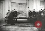 Immagine di seconda guerra mondiale alleati si incontrano a Torgau Germania, 1945, secondo 28 filmato di repertorio 65675057622