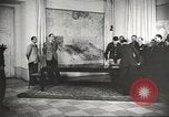 Immagine di seconda guerra mondiale alleati si incontrano a Torgau Germania, 1945, secondo 42 filmato di repertorio 65675057622