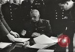 Immagine di seconda guerra mondiale alleati si incontrano a Torgau Germania, 1945, secondo 43 filmato di repertorio 65675057622