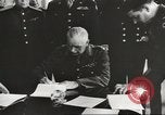 Immagine di seconda guerra mondiale alleati si incontrano a Torgau Germania, 1945, secondo 45 filmato di repertorio 65675057622